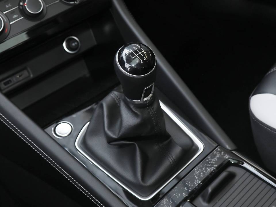 沒苦硬吃是吧?電動車還有手動擋?還是比亞迪出的?